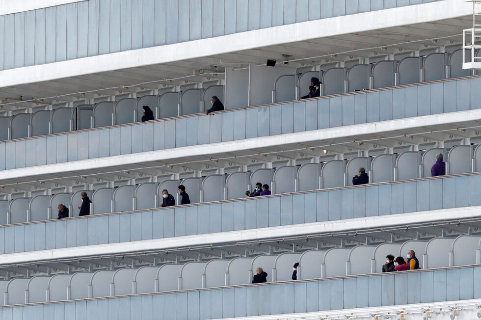 Пасажери от круизния кораб Diamond Princess на терминал в Йокохама, Токио, Япония. Най-малко 542 пътници и екипаж са заразените от коронавируса, но карантината приключи.