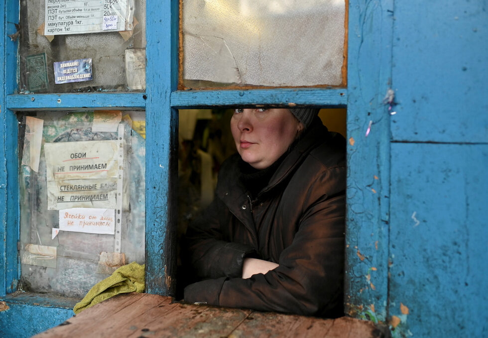 Служителка в пункт за събиране на отпадъци за рециклиране