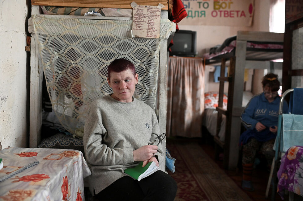 Люся Степанова, на 44, обмисля да опита да се върне в обществото след повече от 27 години на улицата. Тя е хоспитализирана миналия месец със сериозни изгаряния по тялото, след като заспала твърде близо до тръбите, където живеела. Сега тя е в рехабилитационен център на 30 километра извън града, в село Розовка