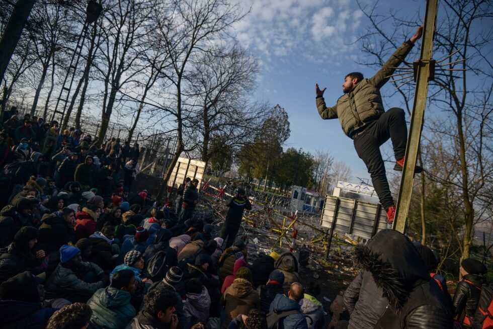 Фотогалерия: Няма къде да се върнем - хиляди бежанци се опитват да преминат в Гърция