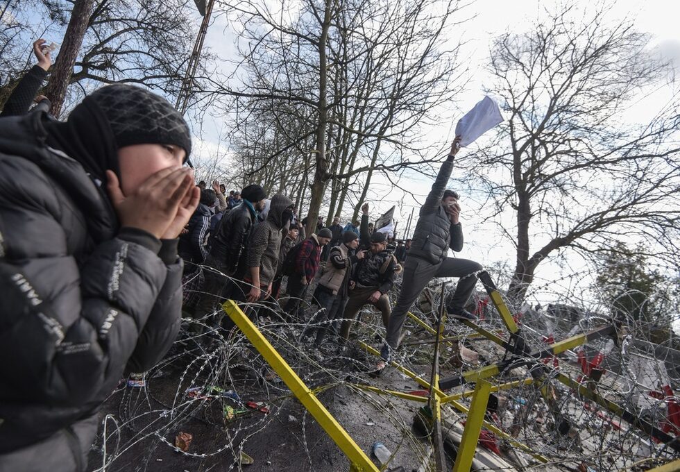 Фоторепортерът на "Дневник" Георги Кожухаров <a href="https://www.dnevnik.bg/sviat/2020/03/01/4035834_edna_nosht_na_pazarkule_bejanci_se_strahuvat_ot/?ref=home_NaiNovoto" target="_blank">прекара над 18 часа</a> сред бежанците на границата между Турция и Гърция. Там вече са блокирани над 10 000 или 15 000 човека (няма точни официални данни), които искат да преминат и продължат към Западна Европа, но гръцките власти не ги пускат и те се разполагат в полето и горите около Пазаркуле.<br /><br />Репортаж какво се случва, защо се страхуват от българската граница, къде искат да отидат, за напрежението и сблъсъците в неделя (1 март) по обяд - четете <a href="https://www.dnevnik.bg/sviat/2020/03/01/4035834_edna_nosht_na_pazarkule_bejanci_se_strahuvat_ot/?ref=home_NaiNovoto" target="_blank">тук</a>.<br /><br />В тази галерия - вижте кадрите от мястото на събитието.