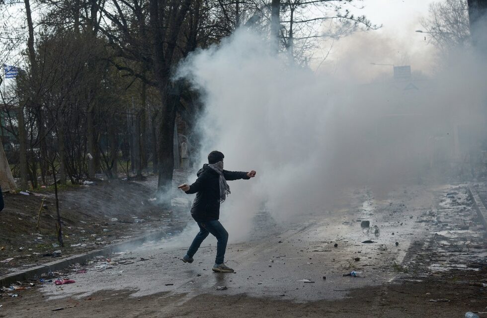 Фотогалерия: Няма къде да се върнем - хиляди бежанци се опитват да преминат в Гърция
