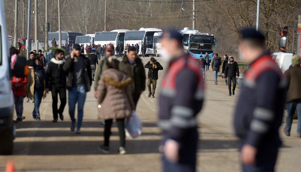 В понеделник (1 март) турските власти изведоха за пореден път влезлите в "ничията земя" медии и сега те могат да следят какво се случва само около пропускателния пункт. Те се намесиха да помогнат и на гръцките колеги при създалото се напрежение около оградата.<br /><br />Ердоган съобщи вечерта, че има двама загинали бежанци и един тежко ранен.