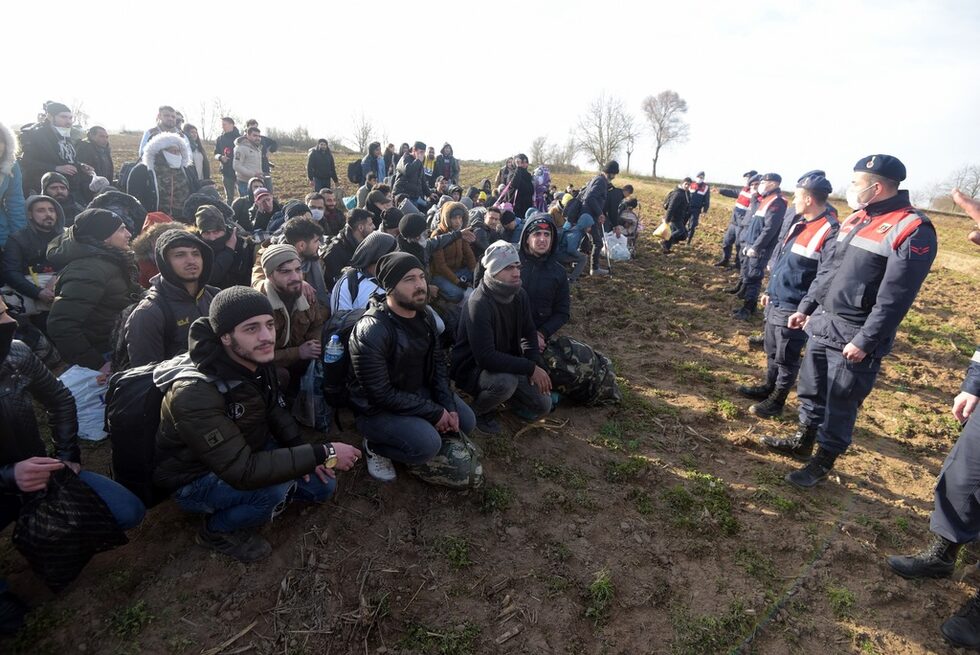 Турция твърди, че над 130 000 бежанци <a href="https://www.dnevnik.bg/bulgaria/2020/03/03/4036404_ankara_otchete_130_hil_preminali_v_gurciia_migranti/?ref=home_layer2" target="_blank">вече са преминали в Гърция</a>, докато гръцката страна заявява, че няма да допусне никой да влиза незаконно и не е отворила границата. Според агенциите мигранти успяват да влязат с лодки по море.<br /><br />На Пазаркуле обаче всички пристигнали остават в ничията земя между двете държави, без никаква яснота докога.