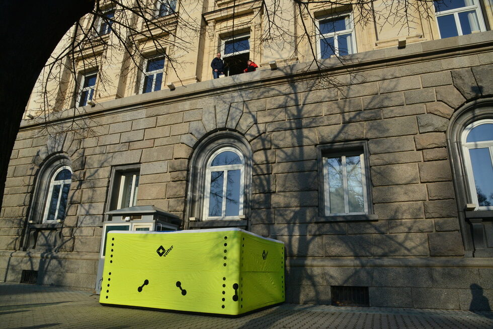 Националната служба за охрана постави уред за омекотяване на падане след като Анастасова отказа да се прибере въпреки настояването на шефа на службата ген. Красимир Станчев.