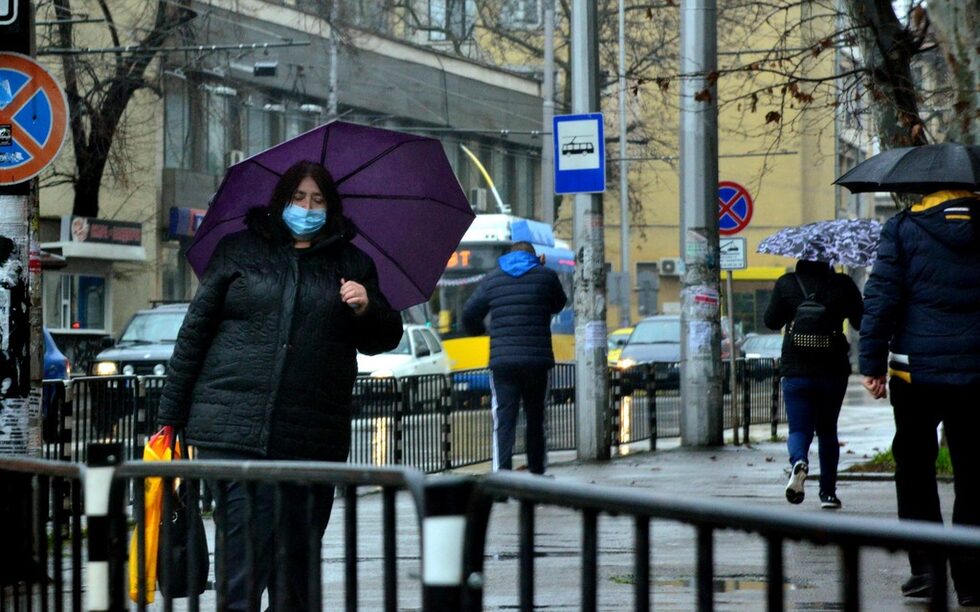 Има хора, които казват, че изпълняват препоръките за лична хигиена и носят маски за всеки случай.