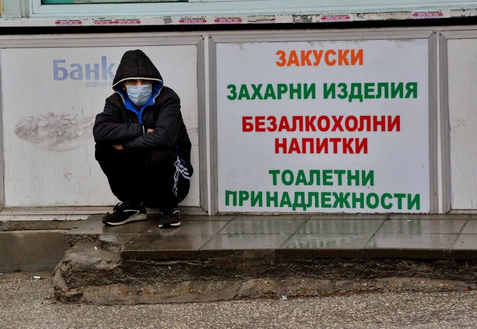 След обявяването на първите случаи на коронавирус в Плевен няма паника. Хората, които носят предпазни маски в града, са по-скоро изключение.