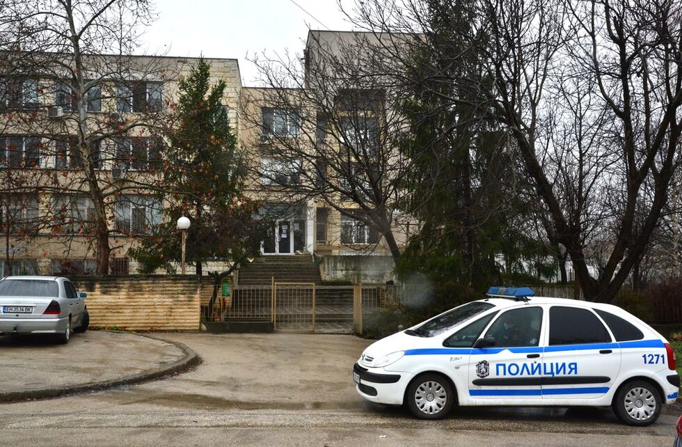 Пред болницата има полицейски патрули.