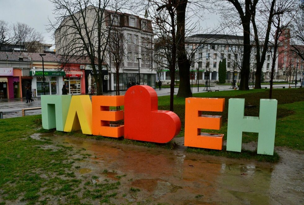 В центъра на града има пешеходци. Някои от тях казват, че са притеснени, но не виждат смисъл от паника.