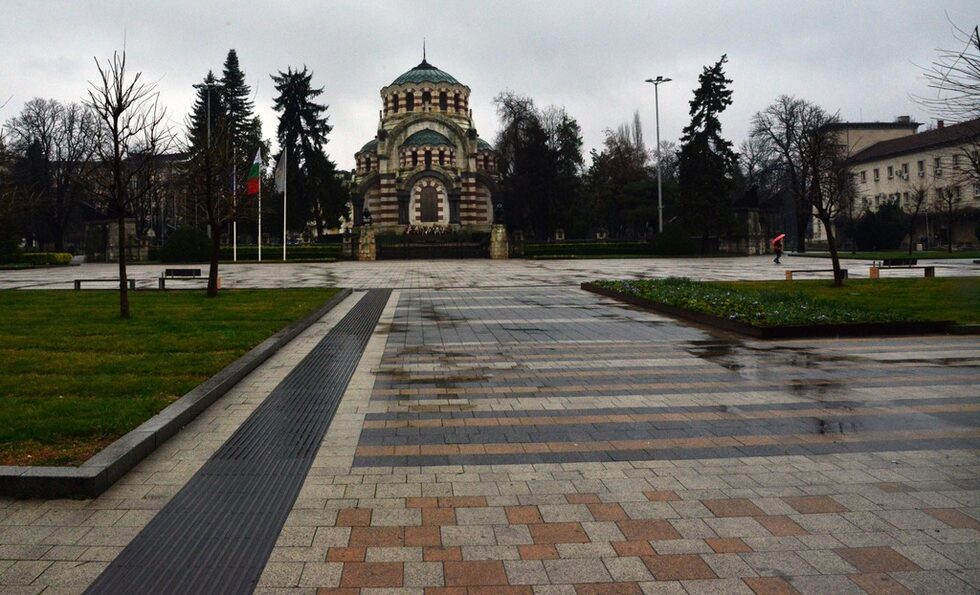 Властите призовават хората да спазват висока лична хигиена и да не ходят на места, където има много хора. Спортните и културните събития са отменени.