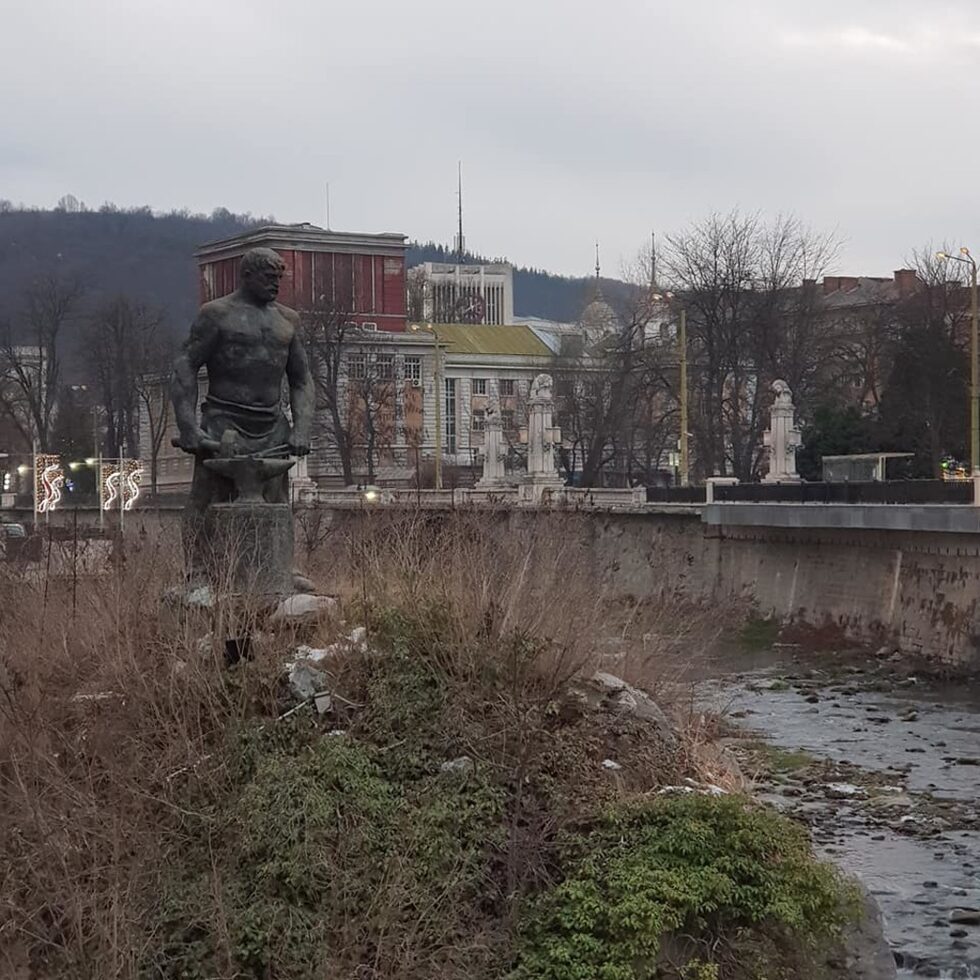 Само преди седмица Габрово влезе в новините с двама от първите заразени с коронавирус в България. Но градът има красиво лице, което тревожните новини не могат да помрачат. И обича слогана си "Светът е оцелял, защото се е смял" - подарък от Радой Ралин за "столицата на хумора и сатирата". <br /><br />На снимката: скулптурата на Рачо Ковача, основателят на Габрово, в р. Янтра<br /><br /><em>Репортаж от града малко след откриването на двамата заразени с коронавирус вижте <a href="https://www.dnevnik.bg/bulgaria/2020/03/11/4039319_gabrovo_bez_maska_-_dva_dni_i_edna_nosht_s_covid-19/" target="_blank">тук</a>.</em>