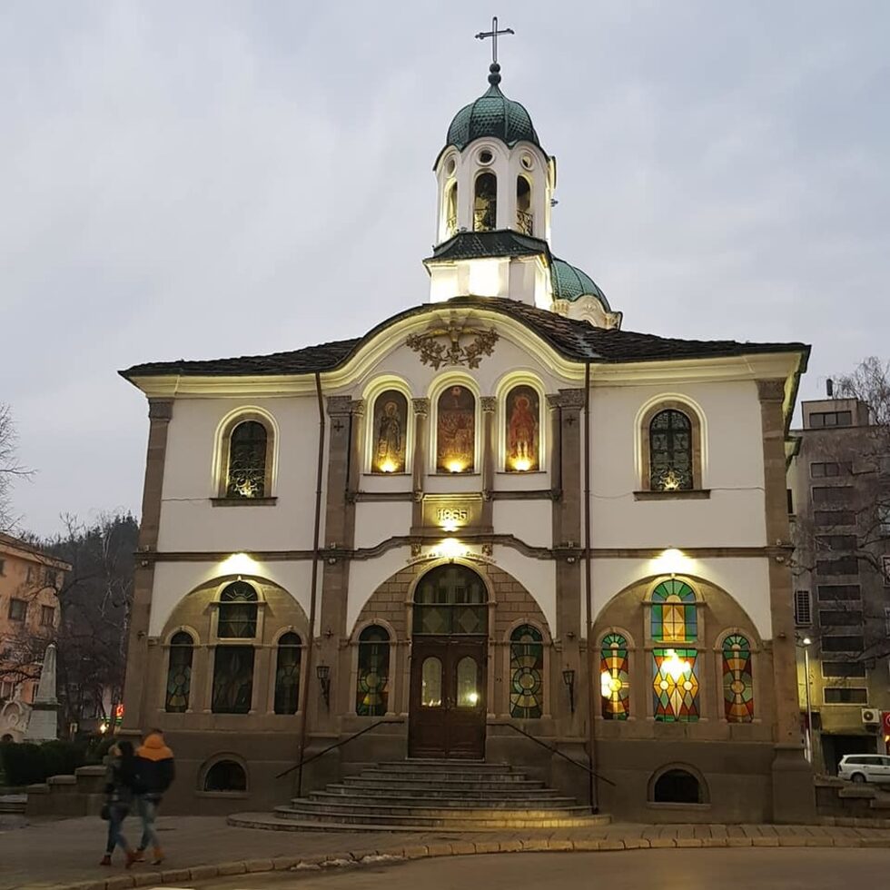 Църквата "Успение Богородично" е шедьовър на българската възрожденска църковна архитектура.<br /><br />Разположена е в централната част на града. Построена е през 1865 година от големия възрожденски майстор Уста Генчо Кънев. Осветена е на 26 октомври 1866 година. През 1872 г. в нея е ръкоположен за търновски митрополит Иларион Макариополски.