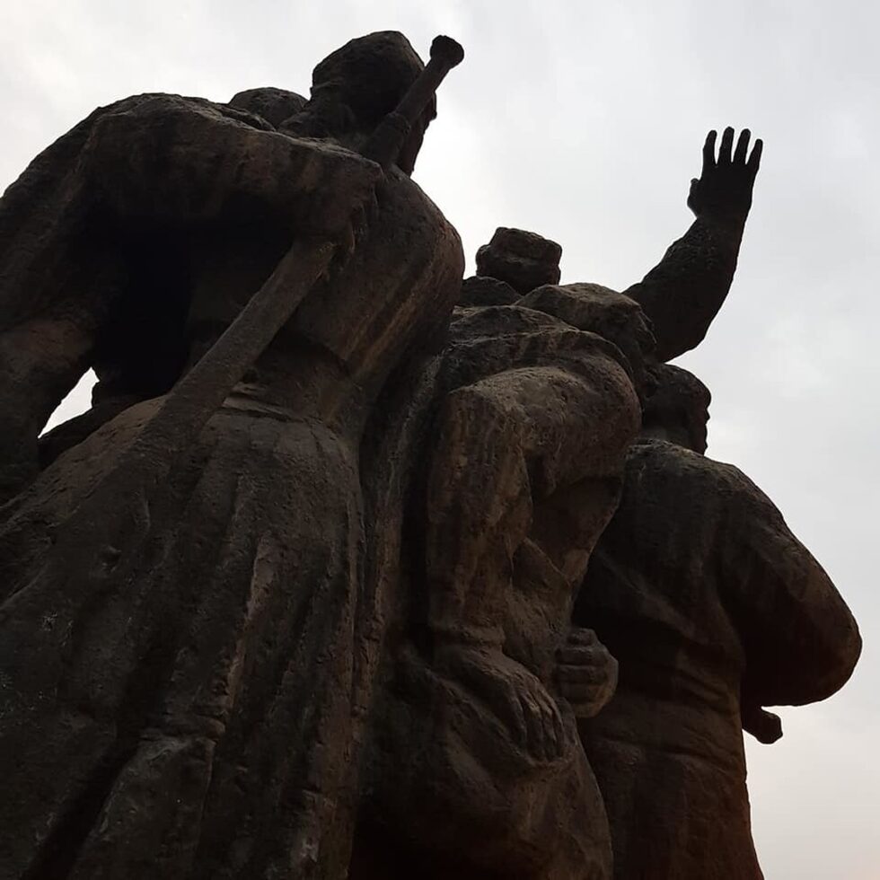 Скулптурните композиции по новият Баев мост, построен успоредно на стария, прославят участието на габровци в Априлското въстание през 1876 г. и приноса им за светското новобългарско образование от 1835 г.