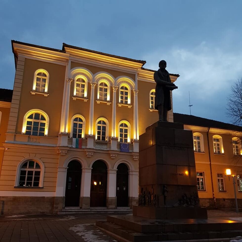 Сградата на Националната Априловска гимназия и паметника на Васил Априлов е дело на Уста Генчо Кънчев. Основният ѝ камък се полага през 1851 година, а през 1873 г. бива окончателно завършена.<br /><br />През 1979 година е обявена е за паметник на културата от национално значение.