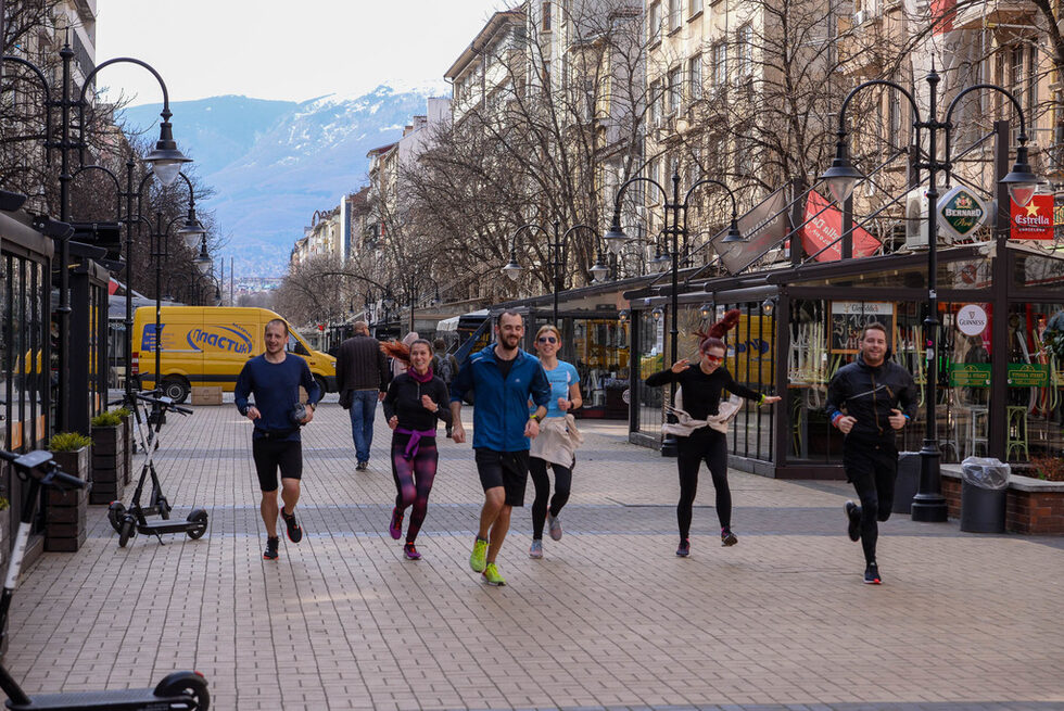 <a href="https://www.dnevnik.bg/photos/2020/03/14/4041130_fotogaleriia_centurut_na_sofiia_po_vreme_na_izvunredno/">Необичайно спокойни бяха улиците в центъра на столицата след въведеното заради коронавируса извънредно положение през март.</a><br /><br />Галерията е била разгледана 58 902 пъти.