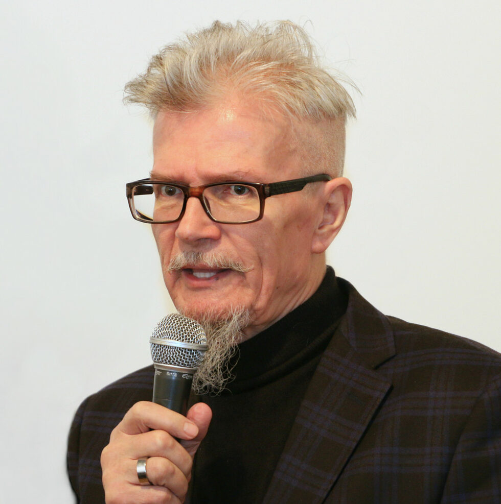 Едуард Лимонов, руски писател, лидер на партия "Другата Русия" и една от противоречивите фигури в обществения и културен живот на страната, почина на 77 години. Лимонов става особено известен, когато неговия роман "Това съм аз, Едик" (Это я, Эдичка) от 1979 г. се появява на книжния пазар в началото на перестройката.