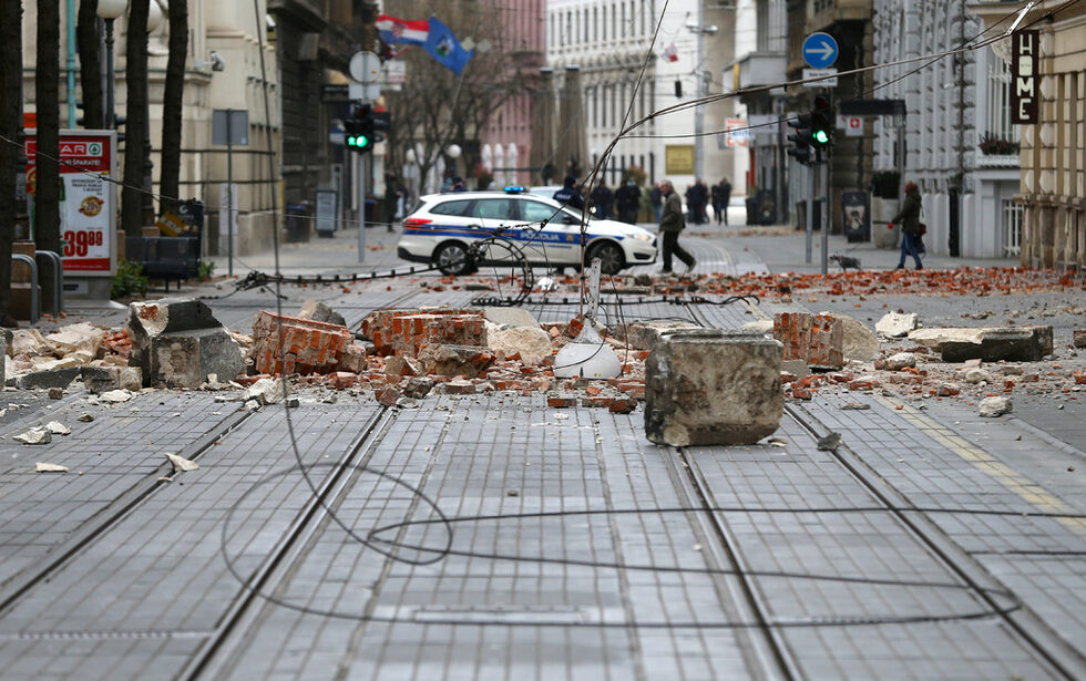 Фотогалерия: Земетресение в Хърватия причини щети и предизвика паника