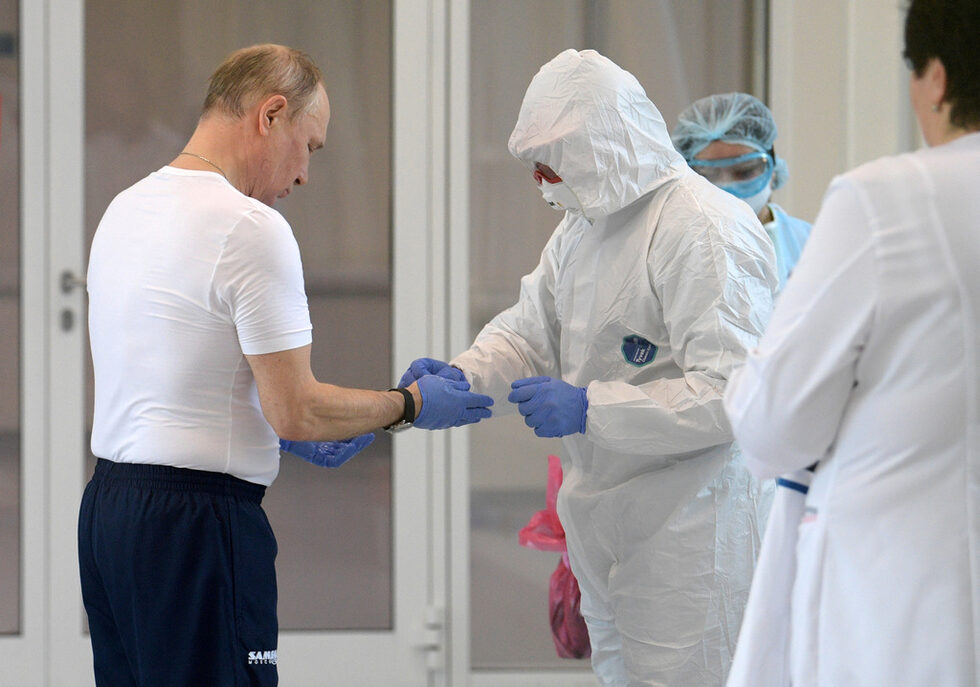 Снимка на деня: Путин посети болница в защитен костюм