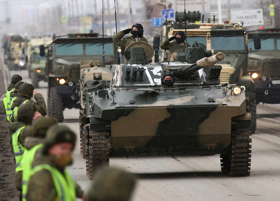 Руски военни участват в репетиция на парада за Деня на победата в Екатеринбург, Русия.