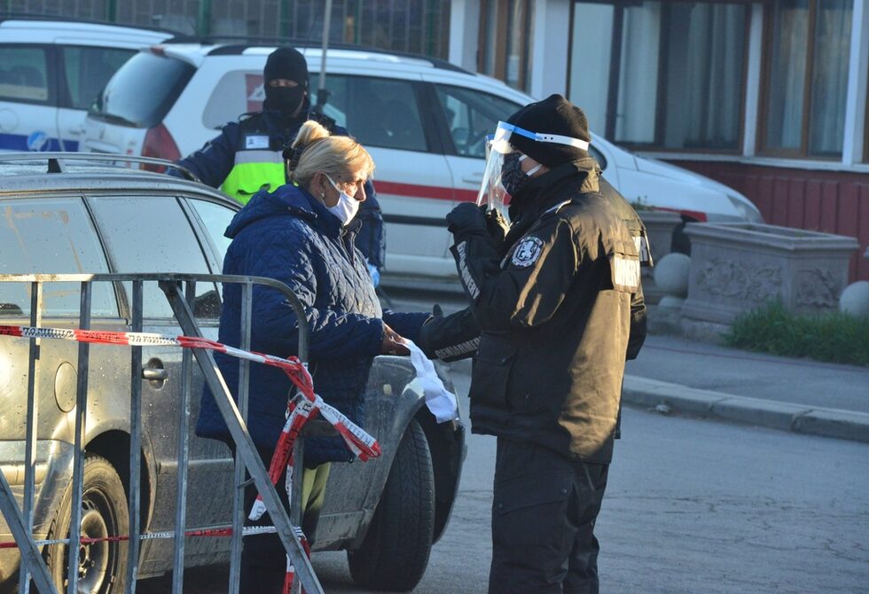 Мерките са наложени, тъй като се е оказало, че контактните от първи ред в кварталите са значително повече от тези, които първоначално са били подадени.