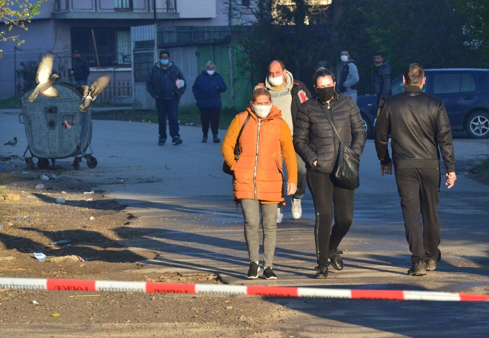 Разрешава се излизането от квартала за отиване на работа, пазаруване и отиване на лекар.