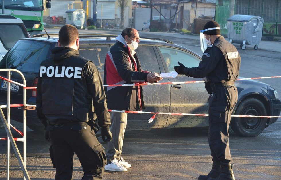 МВР изпълнява това, което й е вменено от здравната инспекция, съобщи на брифинг главният секретар на МВР Ивайло Иванов. Засилено полицейско присъствие има и в други квартали и махали в страната с преобладаващо ромско население. Той каза, че на места, където полицията е очаквала напрежение, всичко минава спокойно, а на други, на които това е неочаквано, са възниквали конфликти, но бързо са разрешавани.