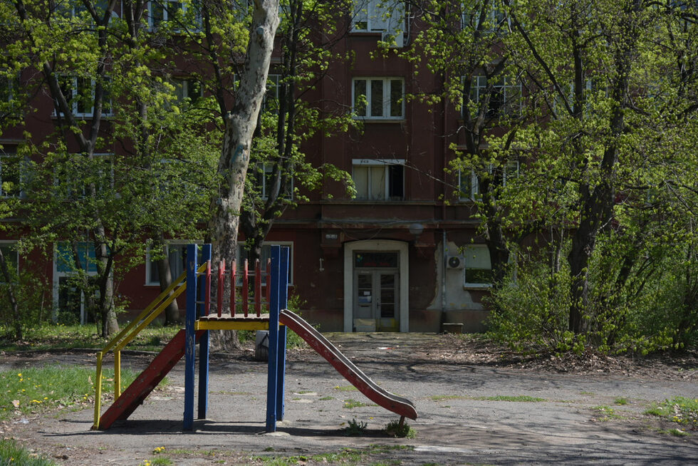 Фотогалерия: Празни паркове и детски площадки чакат разхлабване на забраната