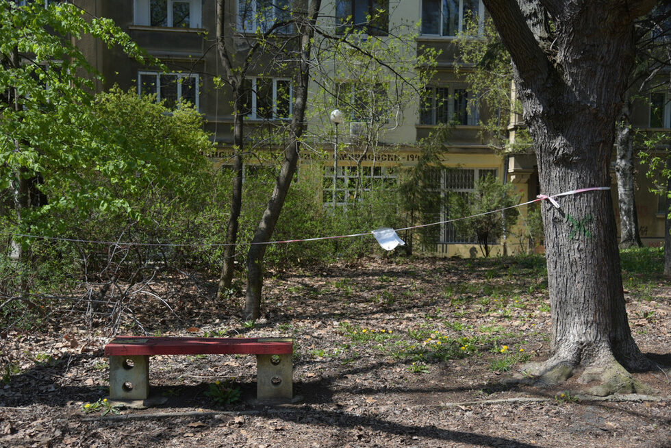 Фотогалерия: Празни паркове и детски площадки чакат разхлабване на забраната