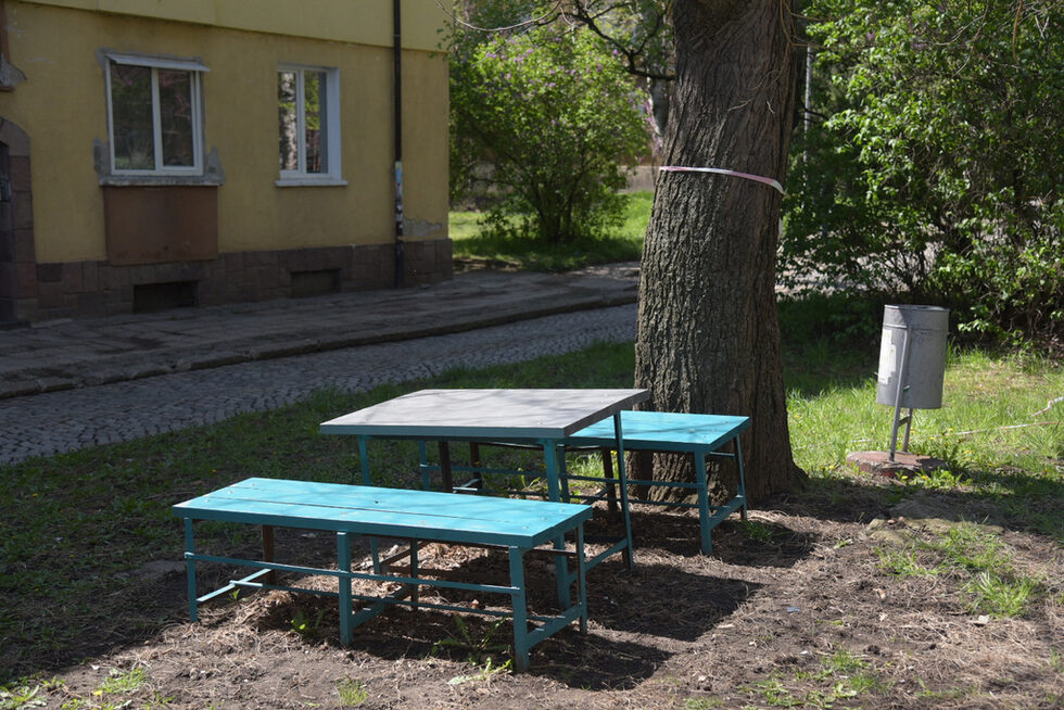 Фотогалерия: Празни паркове и детски площадки чакат разхлабване на забраната