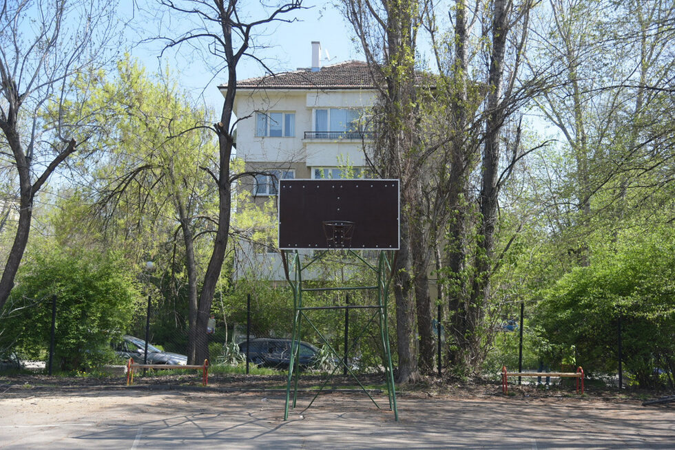 Фотогалерия: Празни паркове и детски площадки чакат разхлабване на забраната
