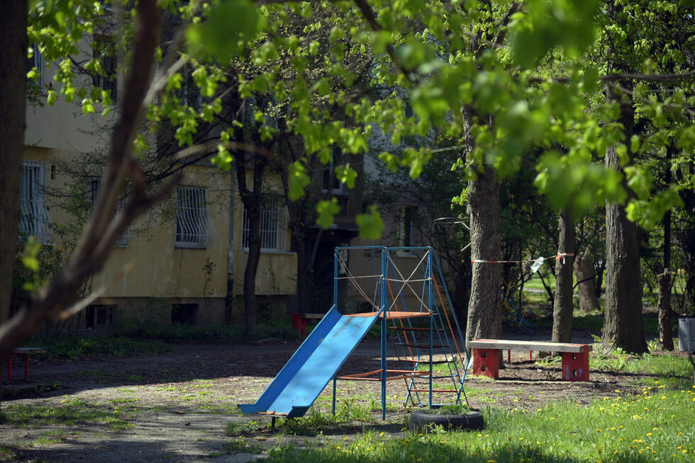 Фотогалерия: Празни паркове и детски площадки чакат разхлабване на забраната