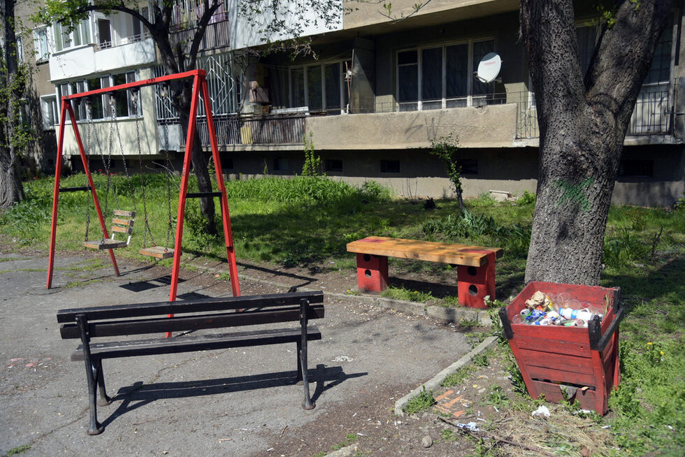 Фотогалерия: Празни паркове и детски площадки чакат разхлабване на забраната