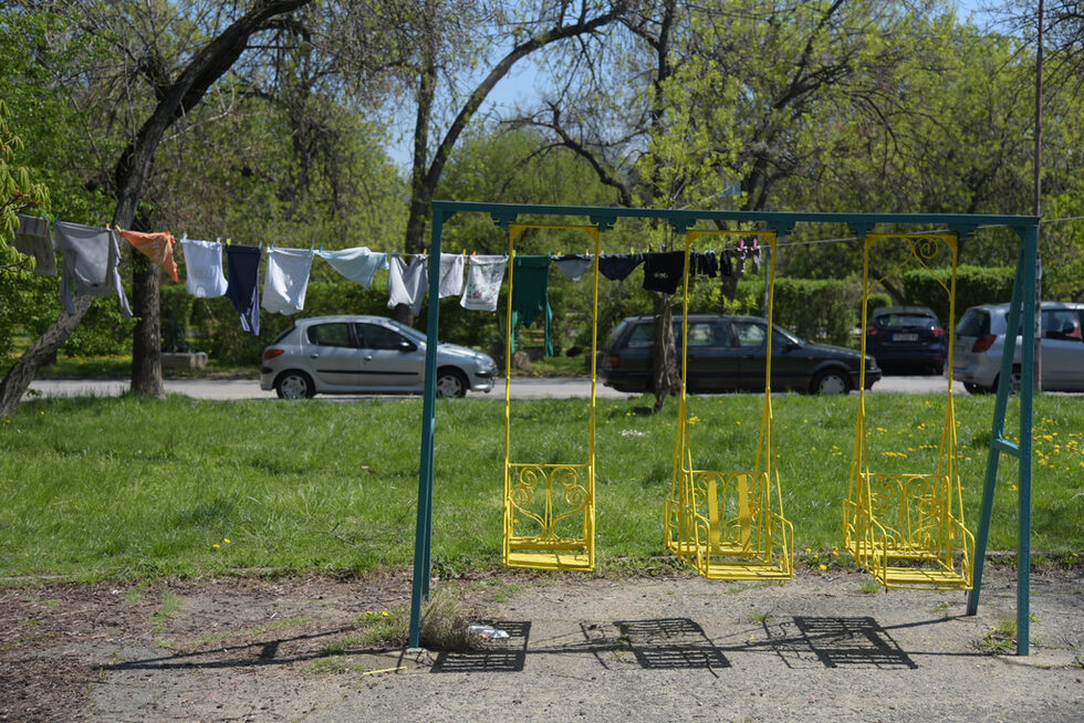 Фотогалерия: Празни паркове и детски площадки чакат разхлабване на забраната