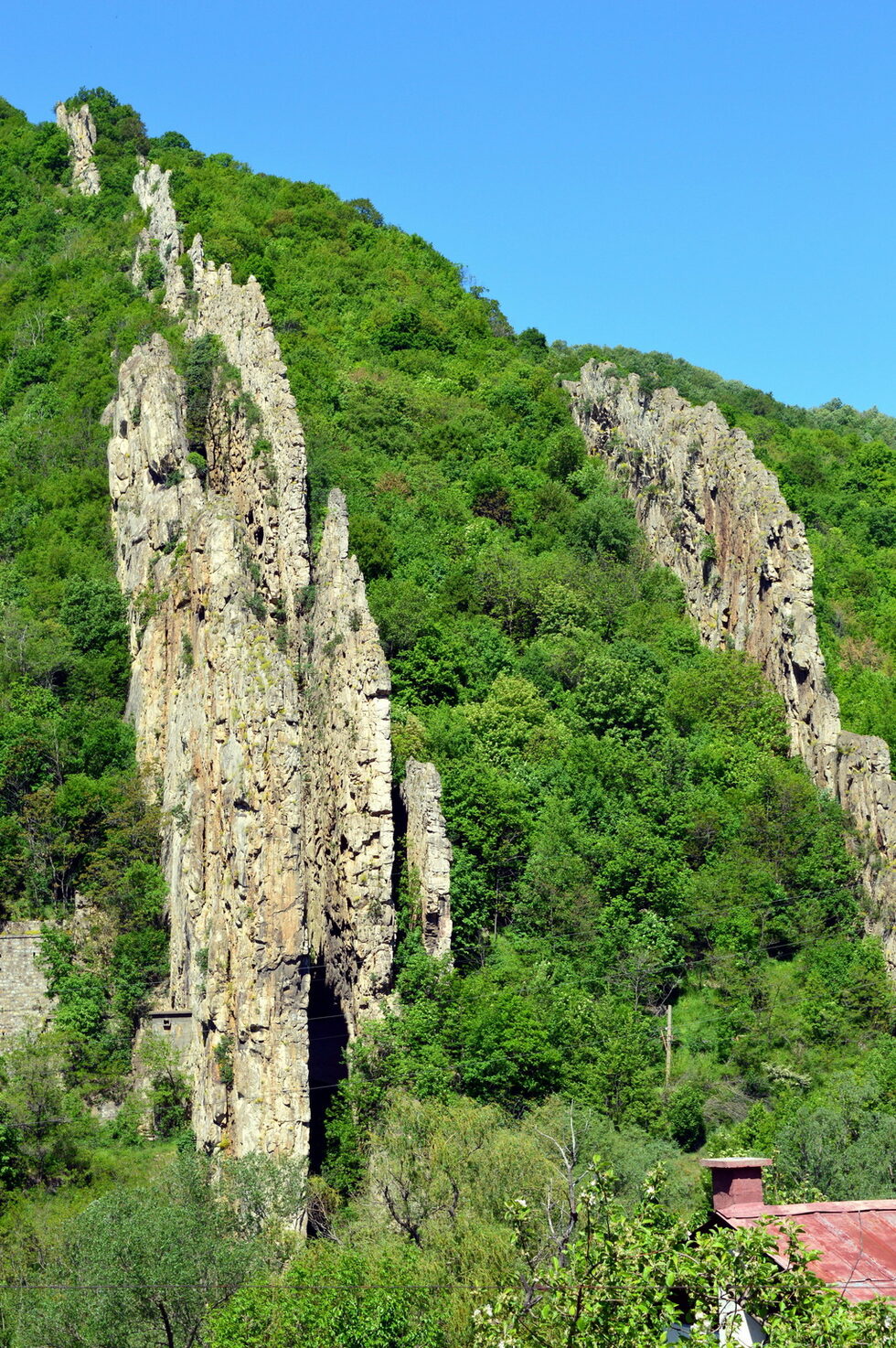 Искърският пролом е най-дългият пролом в България с дължина от 84 km и средна надморска височина от 362 m. Това са Ритлите. Те се намират край село Лютиброд. Най-ясно откроени са четири успоредни отвесни скални стени на левия бряг, който е част от Врачанската планина. Скалите достигат на места до 80 метра над нивото на реката. Дебелината им е от 3 до 7 метра, а дължината – между 200 и 400 метра. 