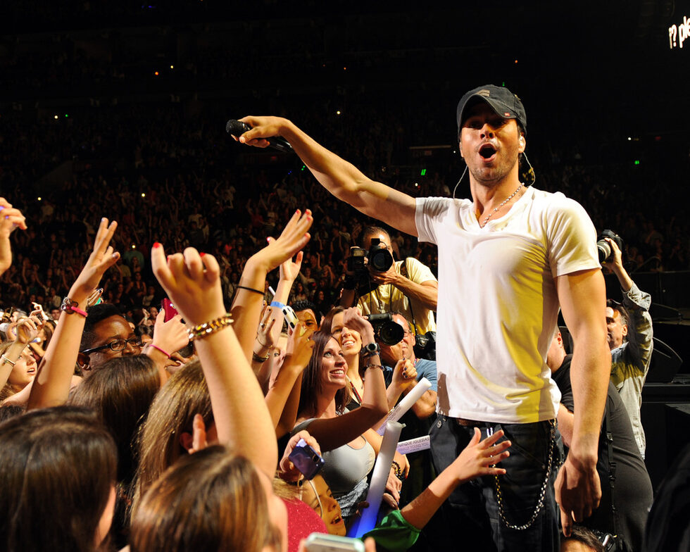 <a href="https://www.dnevnik.bg/bigpicture/2010/09/30/968524_shouto_na_enrike_iglesias_v_sofiia/" target="_blank">За пръв път пее в България на концерта по случай 15-годишнината на "М-тел" на 29 септември 2010 г.</a> Негов промотутър е "Лауд консертс".<br /><br /><a href="https://www.dnevnik.bg/razvlechenie/2015/12/15/2670390_fotogaleriia_koncertut_na_enrike_iglesias_v_arena/" target="_blank">На 14 декември 2015 г. се завръща в България за самостоятелен концерт, част от световното му турне Sex And Love Tour, в зала "Арена Армеец".</a> Поради огромния интерес към събитието Енрике изпълни своите световни хитове в България отново на 14 май 2016 година. Две години и половина по-късно, на 6 ноември 2018 г., отново е в София, той изпълнява всичките си хитове. Концертът е част от турнето All The Hits Live.