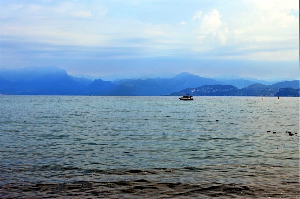 Гарда (на италиански: Lago di Garda, или Bènaco) е най-голямото езеро в Италия. Намира се в Горна Италия между Алпите и долината на По. Пристигнахме на брега му в една късна сутрин, в топло и влажно време. Градчето се казваше Пескиера дел Гарда. Планините почти не се виждаха и бях разочарован.