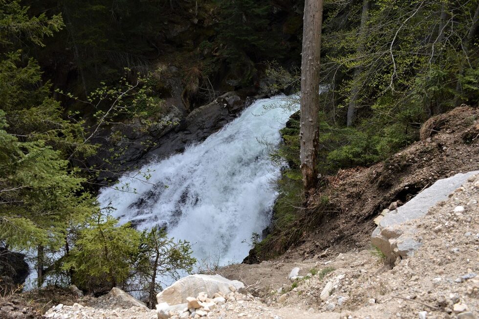 Понакога се говори за Юленски водопад, който включва два пада, единият от които е Скока и тесен улей. Общата височина е 20 метра, а това е другият пад.