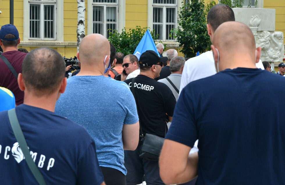 Все още не е решен трайно въпросът, който от СФСМВР поставят от години - заплащането на извънредния и нощния труд. Попов обясни, че служителите трупат много извънреден труд, който не се компенсира, а нощният не се отчита според Кодекса на труда.