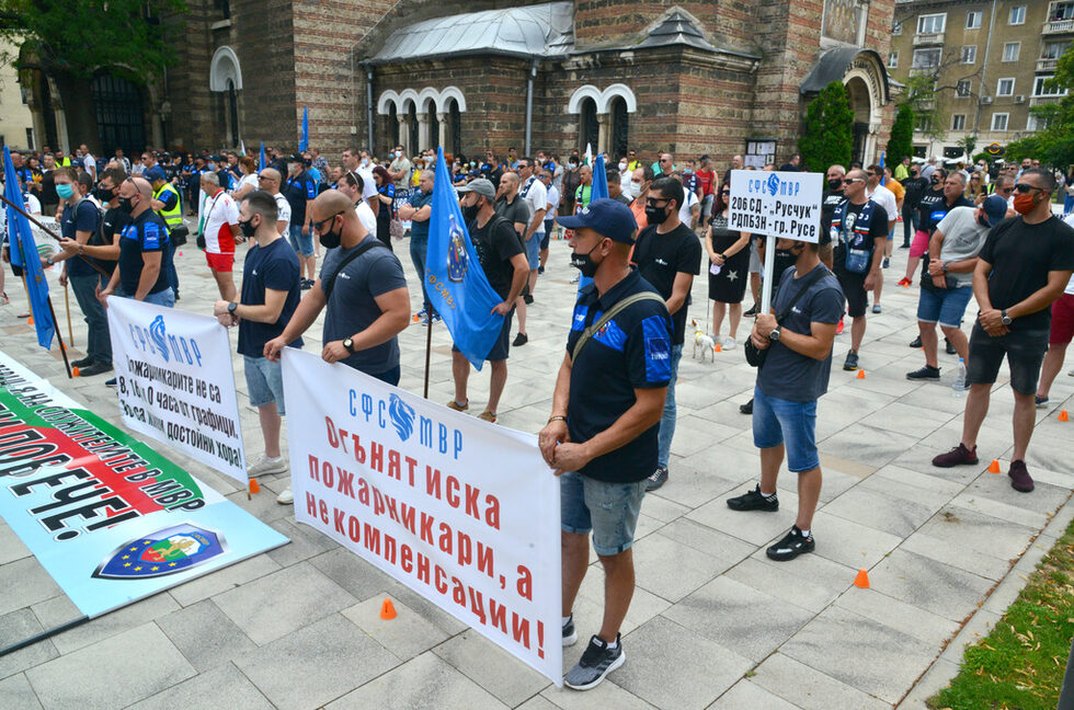 С ограничителни конуси участниците осигуриха дистанция помежду си, за да спазят противоепидемичните мерки.