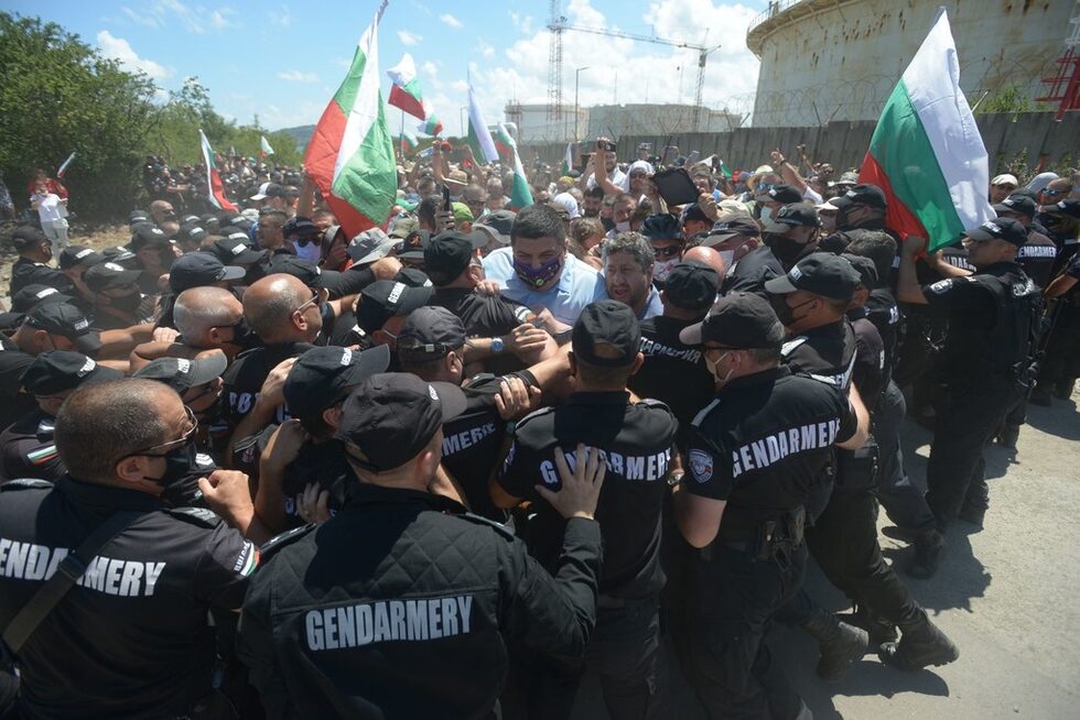 Опитът на протестиращите да преминат през полицейското заграждение стана причина за сблъсъци със силите на реда.