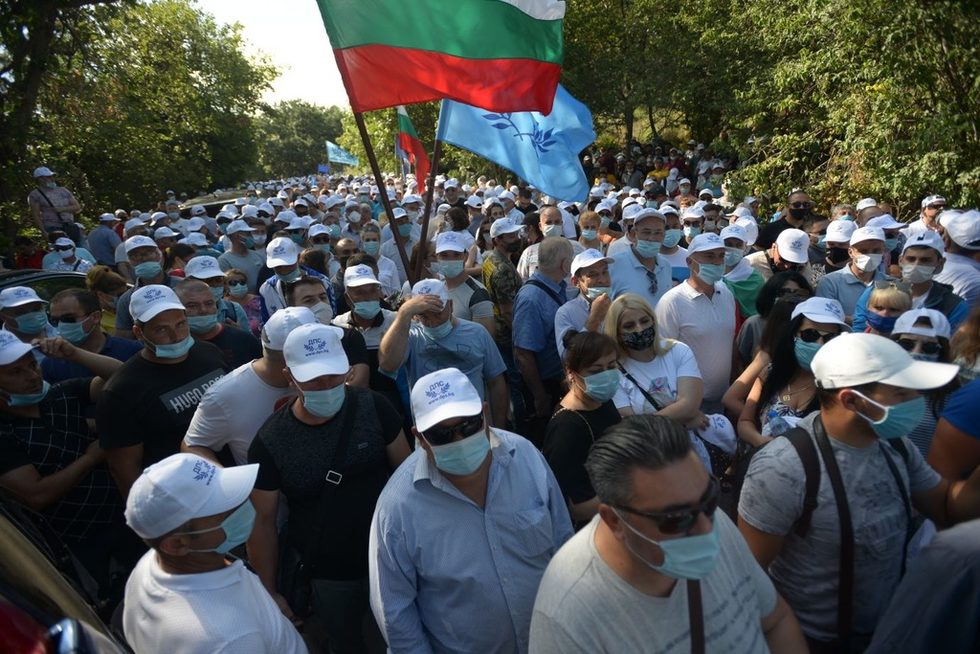 Хиляди симпатизанти на ДПС с шапки със знака на партията, бяха доведени организирано на контрапротест днес.