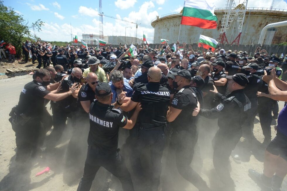 Момент от сблъсъка на полицията с протестиращите