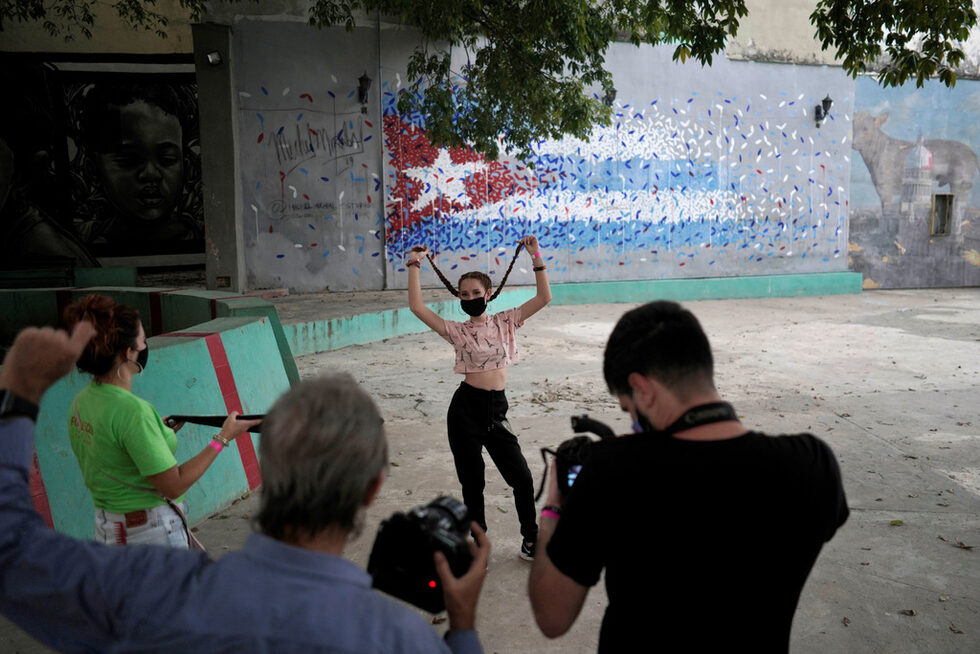 Фотогалерия: Как маските навлизат и в традиции от векове