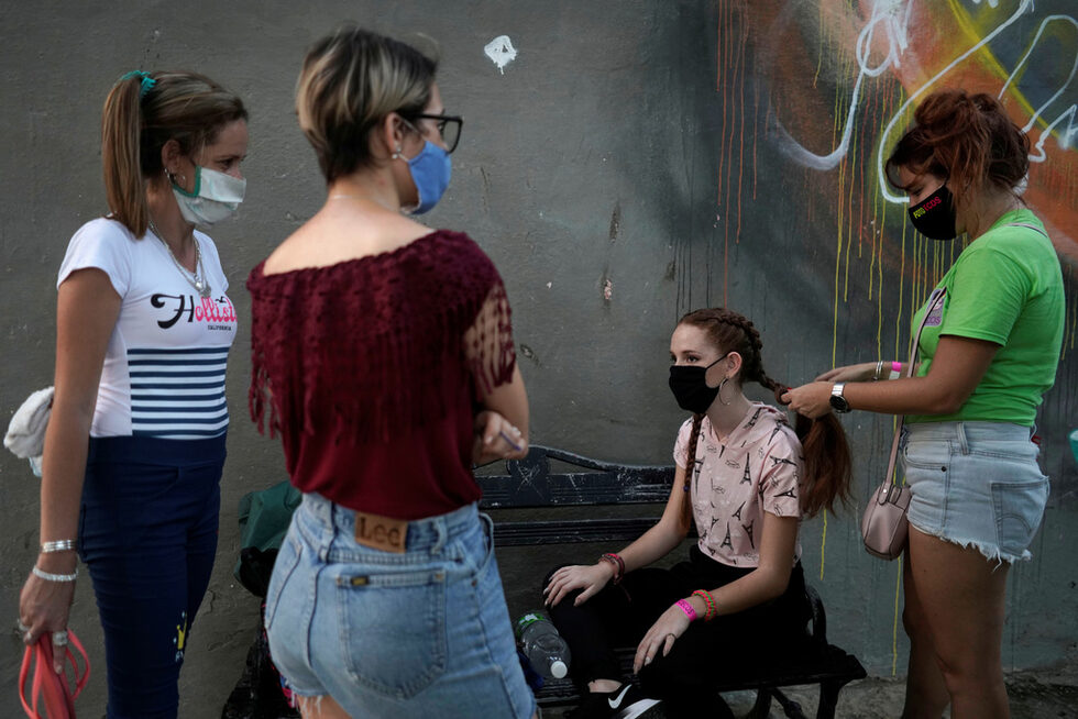 Фотогалерия: Как маските навлизат и в традиции от векове