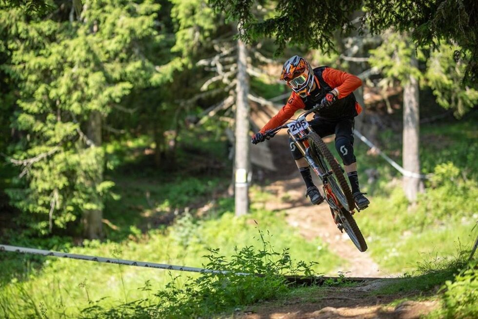 За шеста поредна година <a href="https://www.dnevnik.bg/sport/2020/07/16/4092012_pamporovo_otkriva_ekstremniia_sezon_s_festival_na/" target="_blank">"Пампорово байк фест"</a> събра най-добрите състезатели в планинското колоездене от България и чужбина. В надпреварата се включиха над 150 състезатели.<br /><br />На снимката: Цветан Свиленов