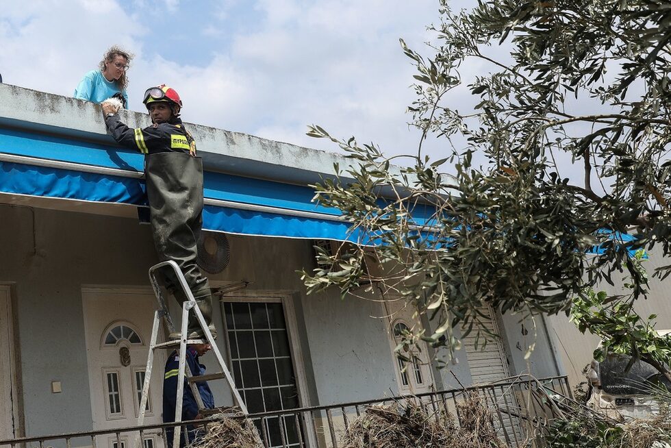 Пожарникар помага на жена и нейното куче, които намериха убежище на тераса в село Буртци.