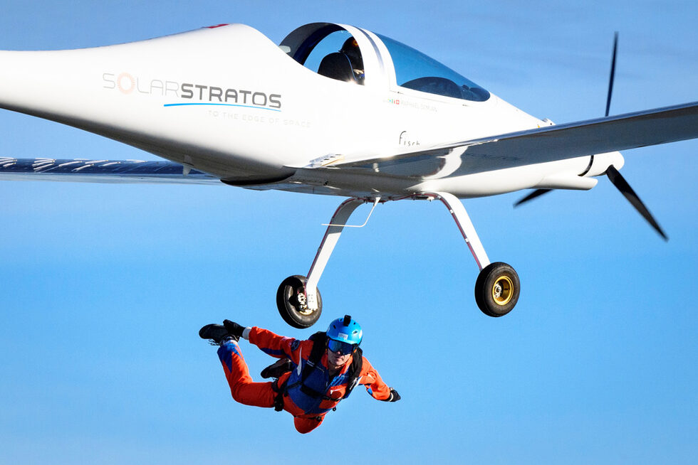 Швейцарският авантюрист Рафаел Доджан скача от соларен самолет SolarStratos в авиобаза в Пайерн, Швейцария.