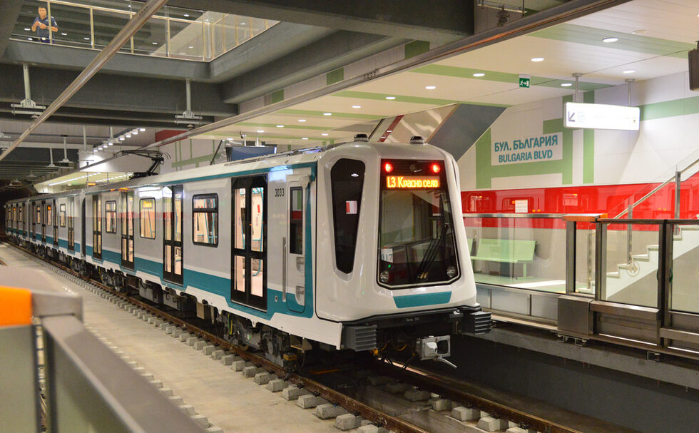 Новите влакове "Siemens" са произведени в Полша и са с три вагона, а не с четири, както руските, които обслужват първата и втората линия.