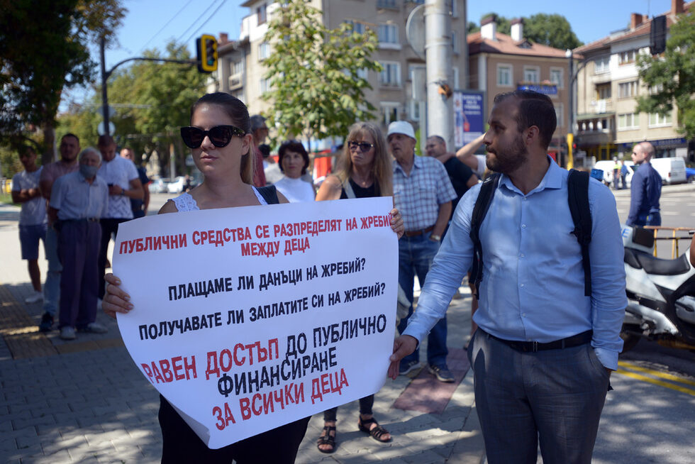 Пртестиращи чакат кмета Фандъкова с въпроси за недостига на места в яслите и градините за хиляди софийски деца.
