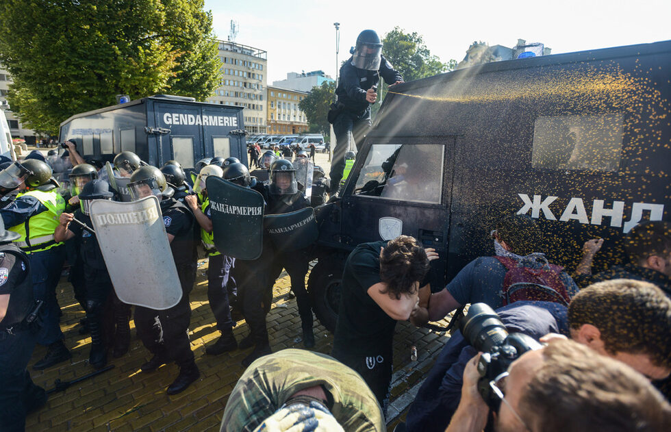 Полицията използва спрейове срещу протестиращите, като от СДВР съобщиха, че и демонстрантите са употребили газ и има пострадали полицаи. <br /><br />Сред обгазените протестиращи имаше и представители на медиите, някои стигнаха в болница, други получиха помощ в линейки на протеста, а много си помагаха взаимно. <br /><br /><em>Още за пръскането със спрей - <a href="https://www.dnevnik.bg/bulgaria/2020/09/02/4109310_policiia_vs_protestirashti_spreiat_mi_e_po-ljut_ot/?ref=home_layer2" target="_blank">тук</a> </em>